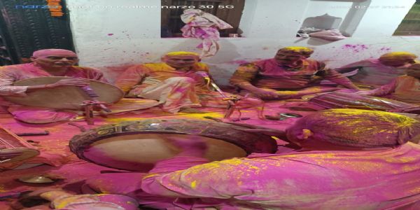 होली पर्व : बलिया के गड़हांचल में फूहड़ता से दूर युवा —बुजुर्ग मिलकर संभाल रहें फाग की विरासत