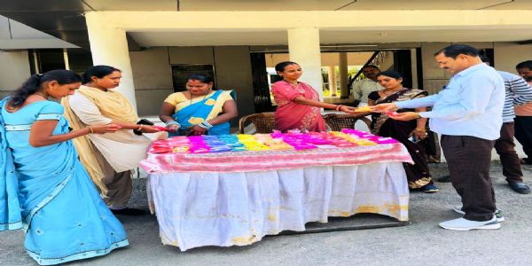 जांजगीर : स्व-सहायता समूह की महिलाओं ने प्राकृतिक रंगों से बने गुलाल का स्टॉल लगाया