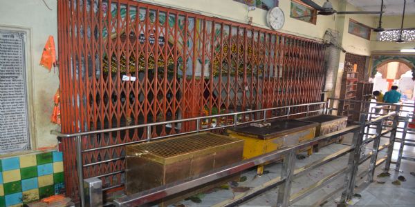 चंद्रग्रहण के सूतक काल में सुबह 09 बजे से ही संकटमाेचन सहित अन्य मंदिरों के कपाट बंद