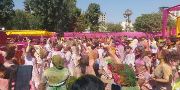 राजस्थानी रंग में रंगे विदेशी सैलानी:30 देशों के 4 हजार पर्यटक झूमे