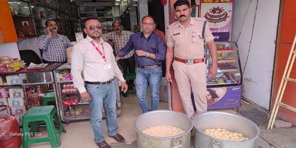जबलपुरः खाद्य सुरक्षा विभाग ने मिठाई दुकानों का किया निरीक्षण