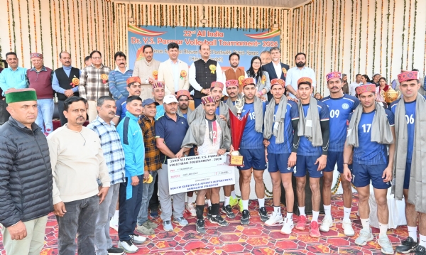 वॉलीबॉल प्रतियोगिता के समापन पर खेल मंत्री और अन्य।