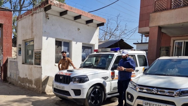 पंजाब पुलिस हरे कृष्ण ऑर्चिड फ्लैट के बाहर