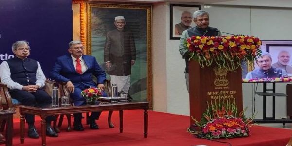केंद्रीय रेल, सूचना एवं प्रसारण तथा इलेक्ट्रॉनिक्स एवं सूचना प्रौद्योगिकी मंत्री अश्विनी वैष्णव सोमवार को नई दिल्ली स्थित रेल भवन में गति शक्ति विश्वविद्यालय और डीजीसीए के बीच हुए समझौता ज्ञापन कार्यक्रम में संबोधित करते हुए