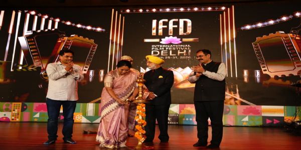 भारत मंडपम  में इंटरनेशनल फिल्म फेस्टिवल दिल्ली में आयोजित नाईट आफ आनर में शामिल होते दिल्ली के उपराज्यपाल तरनजीत सिंह संधू और मुख्यमंत्री रेखा गुप्ता