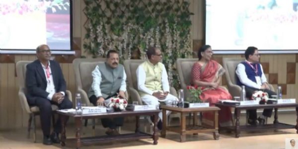 सीएसआईआर ने   “लिग्नोसेलुलोसिक बायोमास से बायो-बिटुमेन – खेतों के अवशेष से सड़कों तक” के बड़े पैमाने पर औद्योगिक उपयोग के लिए टेक्नोलॉजी ट्रांसफर कार्यक्रम में केन्द्रीय मंत्री शिवरा सिंह चौहान