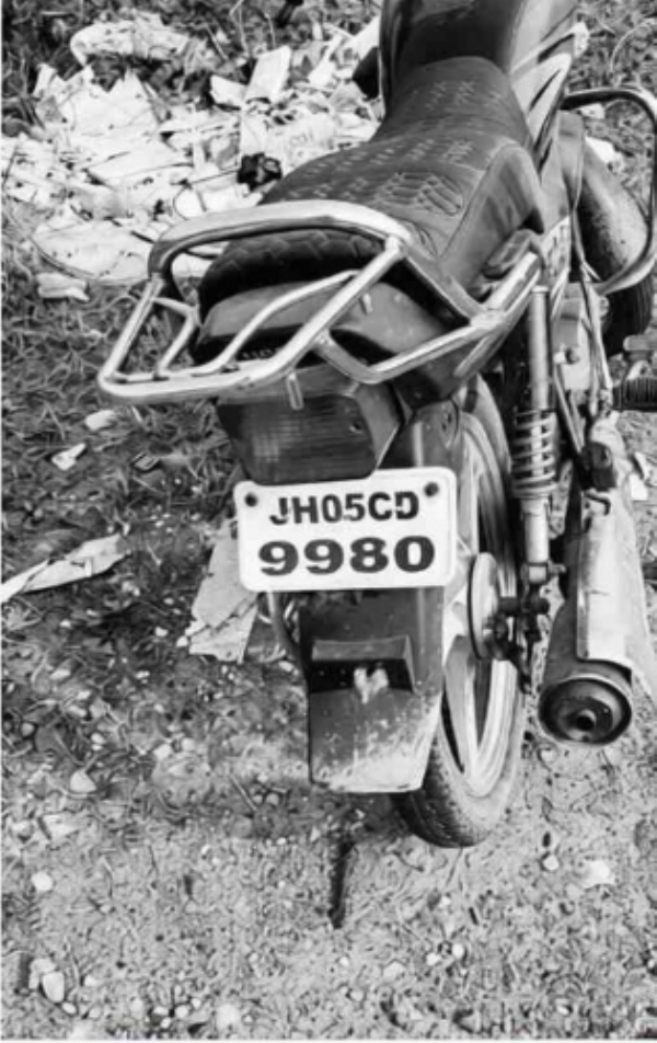 रेलवे ट्रैक पर मिला शव और मोटरसाइकिल रेलवे ट्रैक पर मिला शव और मोटरसाइकिल