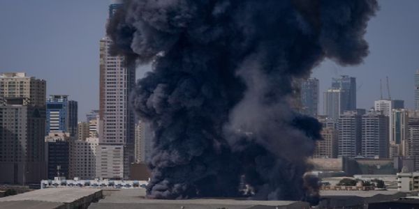 ईरानी हमले के बाद कुवैत के बिजली और पानी के डिसेलिनेशन प्लांट से उठता धुआं। फोटो - इंटरनेट मीडिया ईरानी हमले के बाद कुवैत के बिजली और पानी के डिसेलिनेशन प्लांट से उठता धुआं। फोटो - इंटरनेट मीडिया