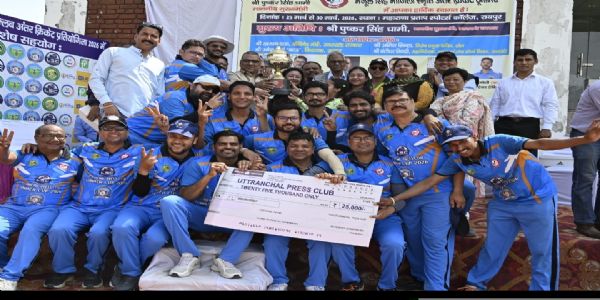 द्वितीय मंजूल सिंह मांजिला स्मृति अंतर क्रिकेट प्रतियोगिता के फाइनल में जीत के बाद दून डेयर डेविल्स टीम पुरस्कार चेक के साथ जश्न मनाती हुई। द्वितीय मंजूल सिंह मांजिला स्मृति अंतर क्रिकेट प्रतियोगिता के फाइनल में जीत के बाद दून डेयर डेविल्स टीम पुरस्कार चेक के साथ जश्न मनाती हुई।