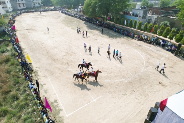 खेल मेला में घोड़ा दौड़