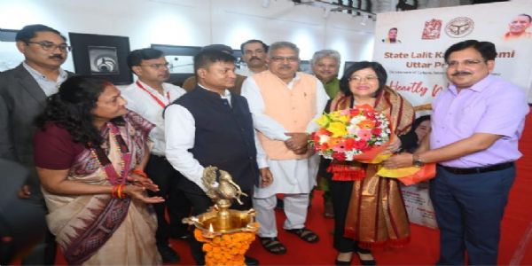 प्रदर्शनी देखती कंबोडिया की राजदूत रथ मैनी