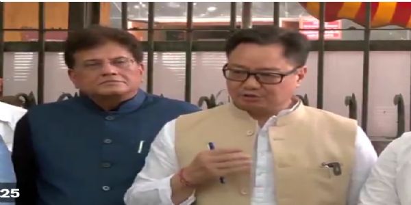 मीडिया से बात करते हुए केंद्रीय मंत्री किरेन रिजिजू