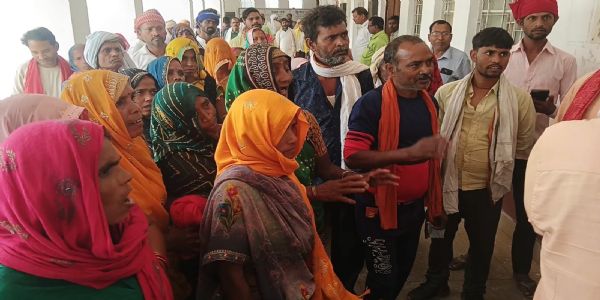 तहसील में हंगामा : लेखपाल को बंधक बनाने की कोशिश, एसडीएम कोर्ट में घुसकर बचाई जान