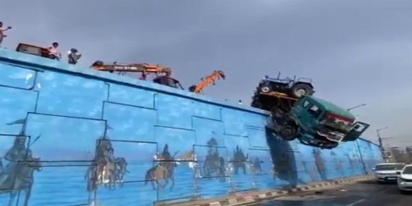 ट्रैक्टरों से लदा ट्रॉला पुल पर अनियंत्रित होकर लटका, बड़ा हादसा टला