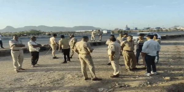 खाटू श्याम से लौटते समय ईको वैन खाई में पलटी, एक की मौत-छह घायल