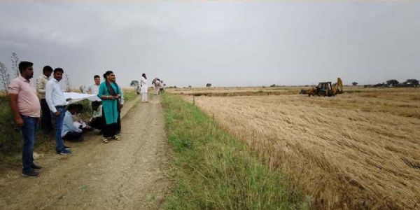 चाकुओं से हमला कर पांच लोगों को घायल करने वाले आरोपी पर प्रशासन सख्त, खड़ी फसल पर चला बुलडोजर
