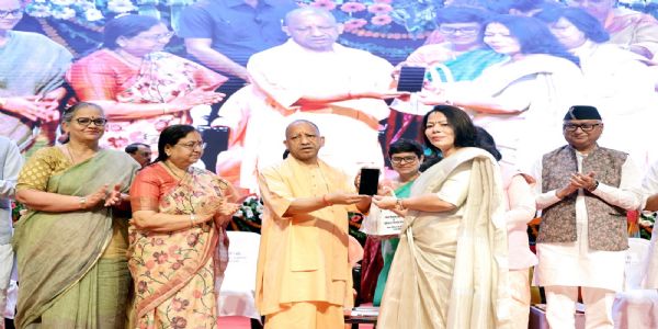 आंगनबाड़ी कार्यकत्रियों को स्मार्टफोन वितरित कर बोले योगी, संवर रहा भारत का भविष्य
