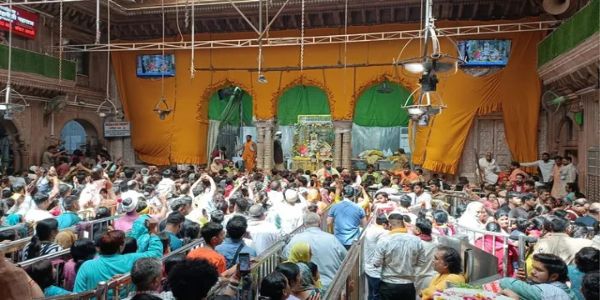 सोमवार को फूल बंगला में नहीं विराजे बांकेबिहारी