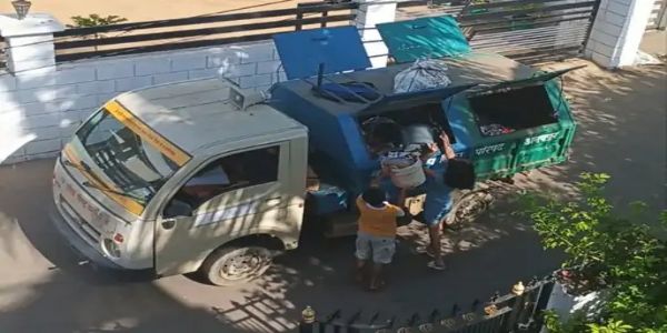 अनूपपुर: सफाईकर्मी लौटेकाम पर हड़ताल खत्म, सड़कों पर लगी झाड़ू उठा कचरा