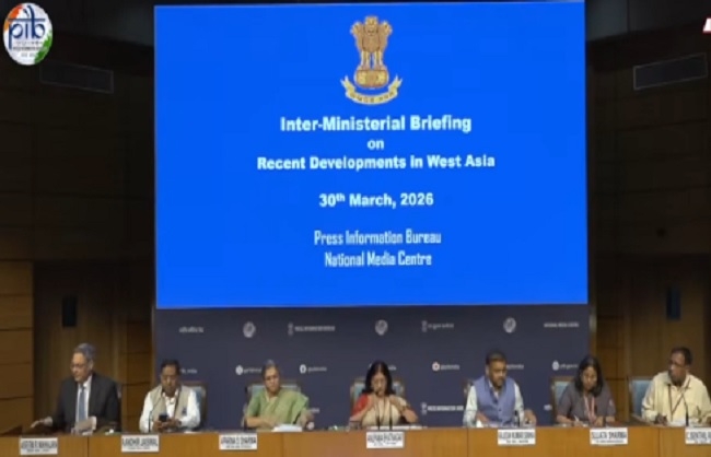 अंतर मंत्रालयी प्रेसवार्ता को संबोधित करते हुए विदेश मंत्रालय में संयुक्त सचिव असीम महाजन