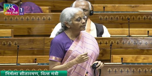 लोकसभा में प्रश्न काल के दौरान सवालों का जवाब दते हुए सीतारमण लोकसभा में प्रश्न काल के दौरान सवालों का जवाब दते हुए सीतारमण