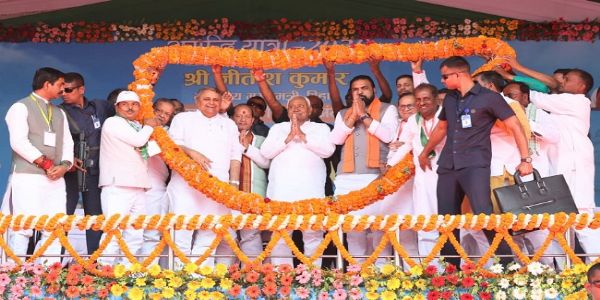 मुख्यमंत्री नीतीश कुमार भोजपुर जिला में संवृद्धि यात्रा के दौरानए साथ में अन्य नेतागण