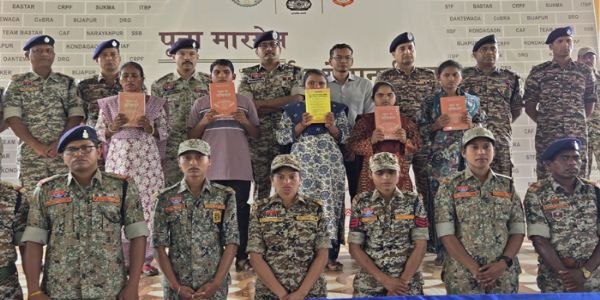 9 लाख के ईनामी 5 नक्सलियों ने किया आत्मसमर्पण 9 लाख के ईनामी 5 नक्सलियों ने किया आत्मसमर्पण