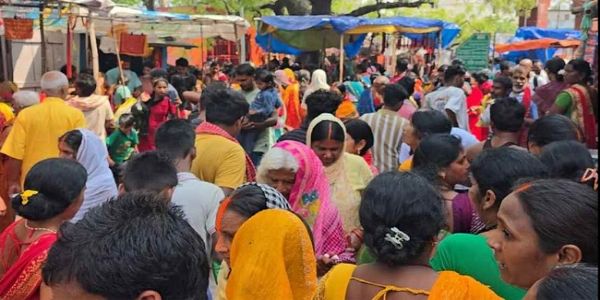 मंदिर के बाहर खडे लाेग