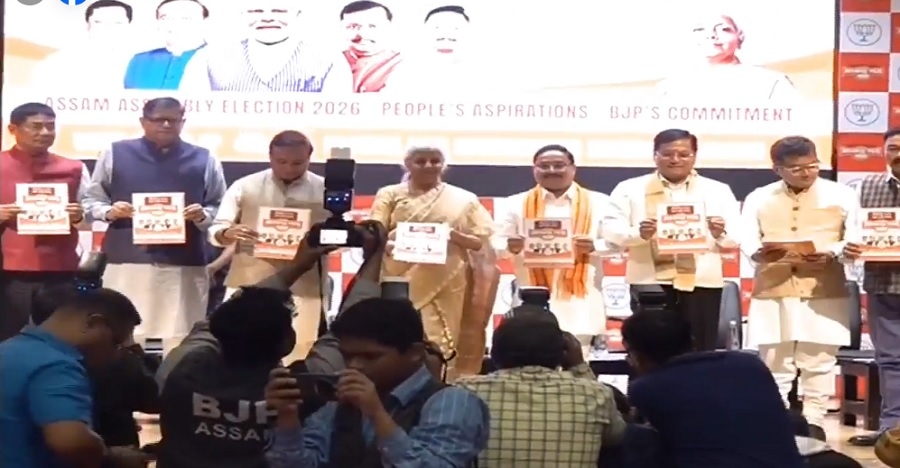 असम प्रदेश भाजपा मुख्यालय में असम विधानसभा चुनाव के लिए संकल्प पत्र जारी करतीं केंद्रीय मंत्री निर्मला सीतारमन। साथ में अन्य नेतागण