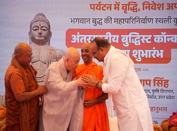 धर्मगुरु का अभिवादन करते अतिथि