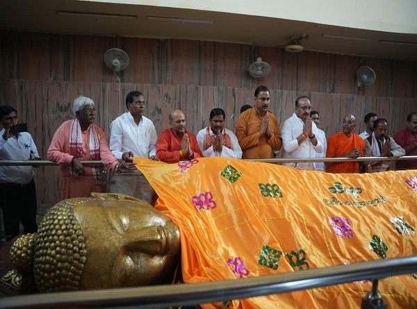 भगवान बुद्ध की प्रतिमा का दर्शन करते लोग