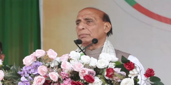 असम के देरगांव में भाजपा की चुनावी सभा को संबोधित करते केंद्रीय रक्षा मंत्री राजनाथ सिंह