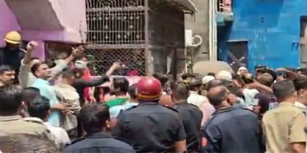 लिंबायत में केमिकल ब्लास्ट के बाद आग, 5 लोगों की मौत लिंबायत में केमिकल ब्लास्ट के बाद आग, 5 लोगों की मौत