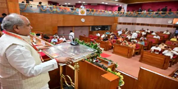 तीन राज्यों के युवा विधायक सम्मेलन को संबोधित करते हुए नरेन्द्र सिंह तोमर