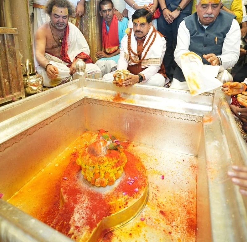 वाराणसी में मुख्यमंत्री ने काशी विश्वनाथ मंदिर में दर्शन कर पूजन किया वाराणसी में मुख्यमंत्री ने काशी विश्वनाथ मंदिर में दर्शन कर पूजन किया