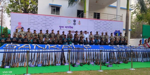 93 हथियार, 7.2 किलो सोना, 2.90 करोड़ नगद सहित 25 नक्सलियों ने किया आत्मसमर्पण
