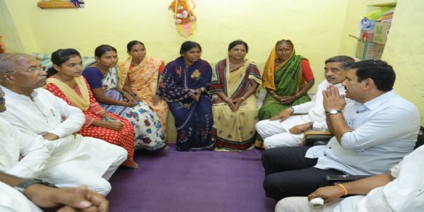 बागलकोट दंगा में गिरफ्तार हिन्दू् कार्यकर्ताओं के परिजनाें से मिले भाजपा नेता विजयेंद्र