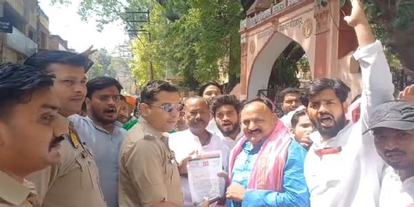 बाइक हटाने के विवाद में पुलिस ने पूर्व छात्रसंघ अध्यक्ष को पीटा, विरोध में सपा नेता पहुंचे कलेक्ट्रेट