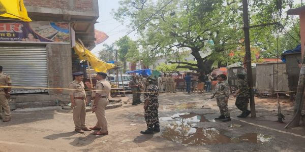 बिहार के नालंदा स्थित घटना स्थल की बैरिकेटिंग करते पुलिस बल के जवान