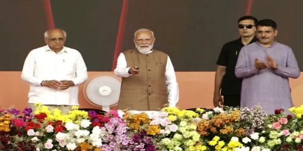 प्रधानमंत्री नरेन्द्र मोदी मंगलवार को गुजरात के वाव-थराद में