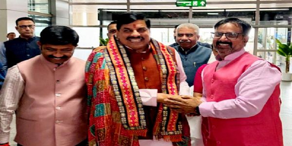 वाराणसी पहुंचने पर मुख्यमंत्री का स्वागत वाराणसी पहुंचने पर मुख्यमंत्री का स्वागत