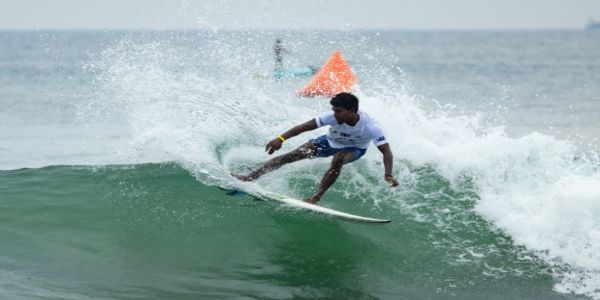 सर्फिंग (प्रतीकात्मक चित्र)