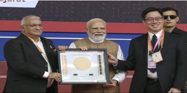 प्रधानमंत्री नरेन्द्र मोदी मंगलवार को गुजरात के साणंद जीआईडीसी में केयन्स सेमीकॉन के अत्याधुनिक सेमीकंडक्टर प्लांट के उद्घाटन के दौरान