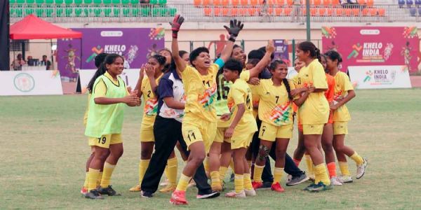 छत्तीसगढ़ की बालिका फुटबॉल टीम जीत के बाद जश्न मनाते हुए छत्तीसगढ़ की बालिका फुटबॉल टीम जीत के बाद जश्न मनाते हुए