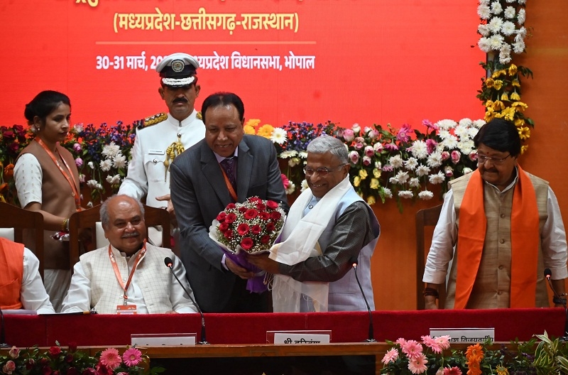 भोपाल में तीन राज्यों के युवा विधायक सम्मेलन में राज्यसभा के उपसभापति हरिवंश सिंह का स्वागत करते हुए