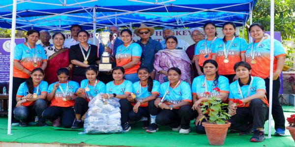 डीयू एलुमना की टीम खिताब के साथ डीयू एलुमना की टीम खिताब के साथ