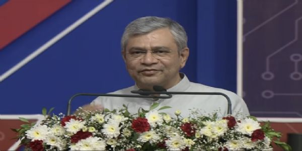 केंद्रीय इलेक्ट्रॉनिक्स एवं सूचना प्रौद्योगिकी मंत्री अश्विनी वैष्णव ने मंगलवार को अहमदाबाद के साणंद में केंद्रीय इलेक्ट्रॉनिक्स एवं सूचना प्रौद्योगिकी मंत्री अश्विनी वैष्णव ने मंगलवार को अहमदाबाद के साणंद में