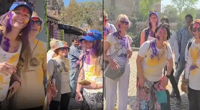 खजुराहो में विदेशी मेहमान होली खेलते हुए खजुराहो में विदेशी मेहमान होली खेलते हुए