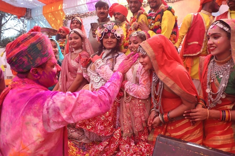 अपने निवास पर होली खेलते हुए मुख्यमंत्री अपने निवास पर होली खेलते हुए मुख्यमंत्री