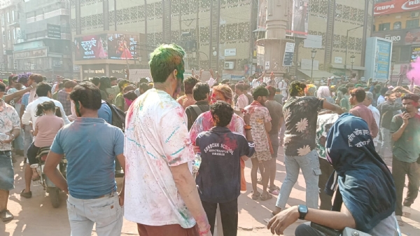 काशी में रंग खेलते हुए